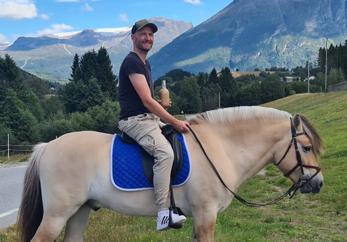 Øyvind Løkling med hesten Lerkvinn og en flaske Fjording. (Foto: Gunnar Garfors) Øyvind Løkling med hesten Lerkvinn og en flaske Fjording. (Foto: Gunnar Garfors)