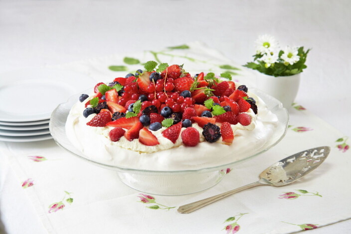 Pavlova med friske bær er en klassiker til 17. mai-feiringen. (Foto: OFG) Pavlova med friske bær er en klassiker til 17. mai-feiringen. (Foto: OFG)