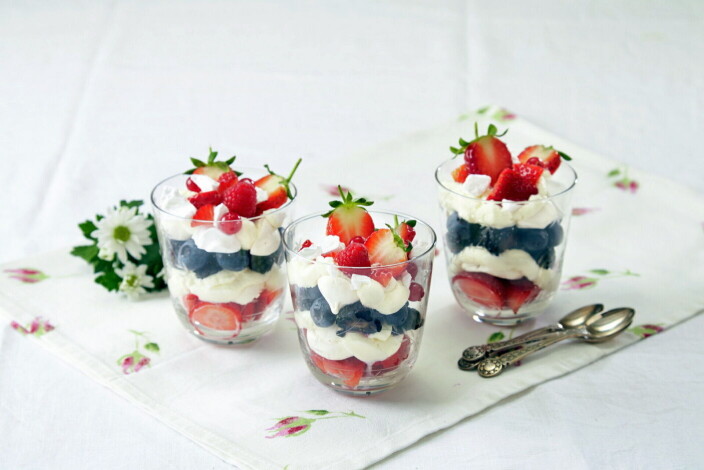 Skulle pavlovaen falle sammen, kan du lage denne deilige desserten: Eton mess. (Foto: OFG) Skulle pavlovaen falle sammen, kan du lage denne deilige desserten: Eton mess. (Foto: OFG)