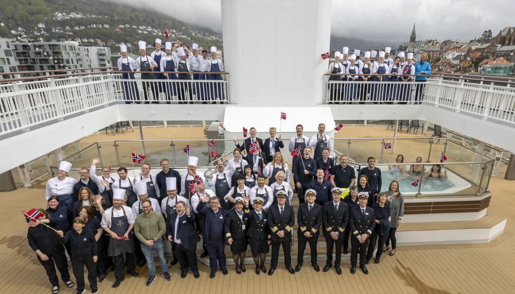 Ansatte på Havila Castor på plass før skipet la fra kai i Bergen tirsdag 10. mai. (Foto: Havila Kystruten)