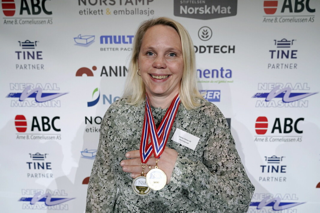 Norgesmestertittelen, hedersprisen og medaljene ble mottatt av Marte Størvold, pølsemaker ved Inderøy Slakteri AS. (Foto: John T. Pedersen)