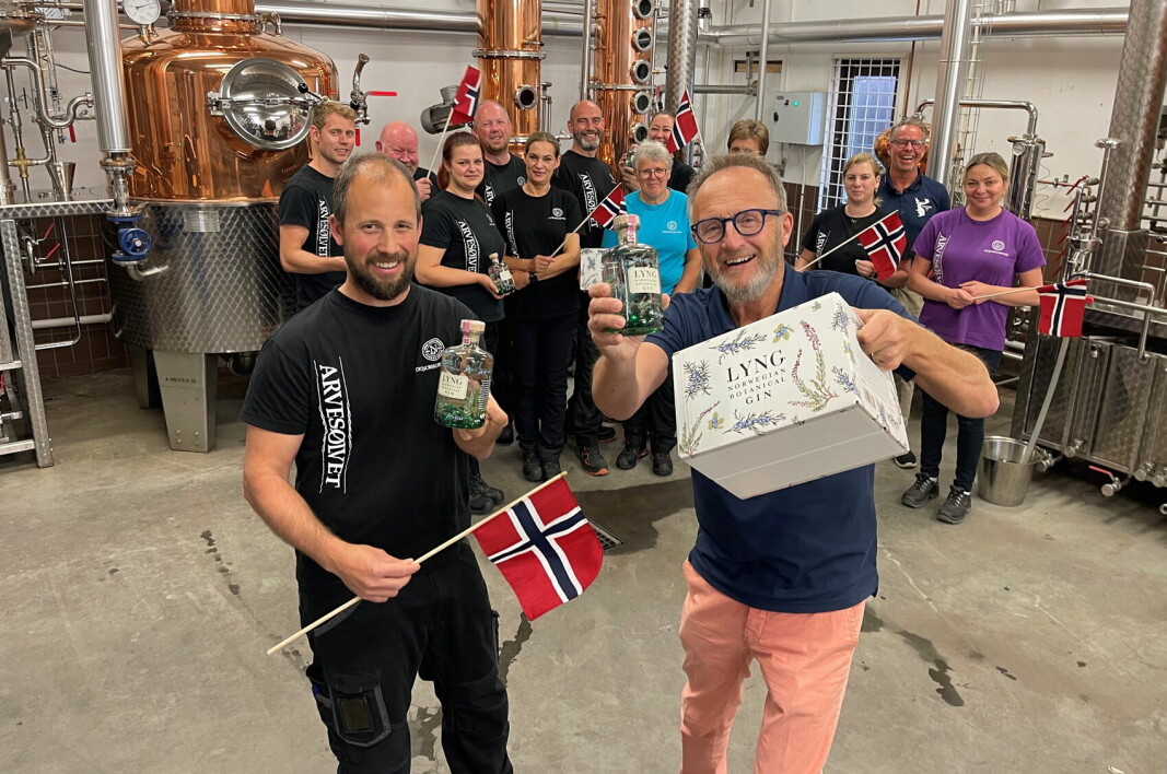 Fabrikksjef Fabian Widmer (til venstre), daglig leder Odd Johan Nelvik og alle de andre på Det Norske Brenneri i Grimstad har i dag feiret suksessen. (Foto: Det Norske Brenneri)
