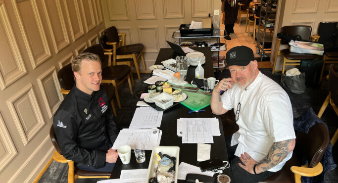 Henrik Dahl Jahnsen og Lars Erik Vesterdal smaker seg gjennom trønderske lokalmatspesialiteter. (Foto: Matriketmidt.no) Henrik Dahl Jahnsen og Lars Erik Vesterdal smaker seg gjennom trønderske lokalmatspesialiteter. (Foto: Matriketmidt.no)