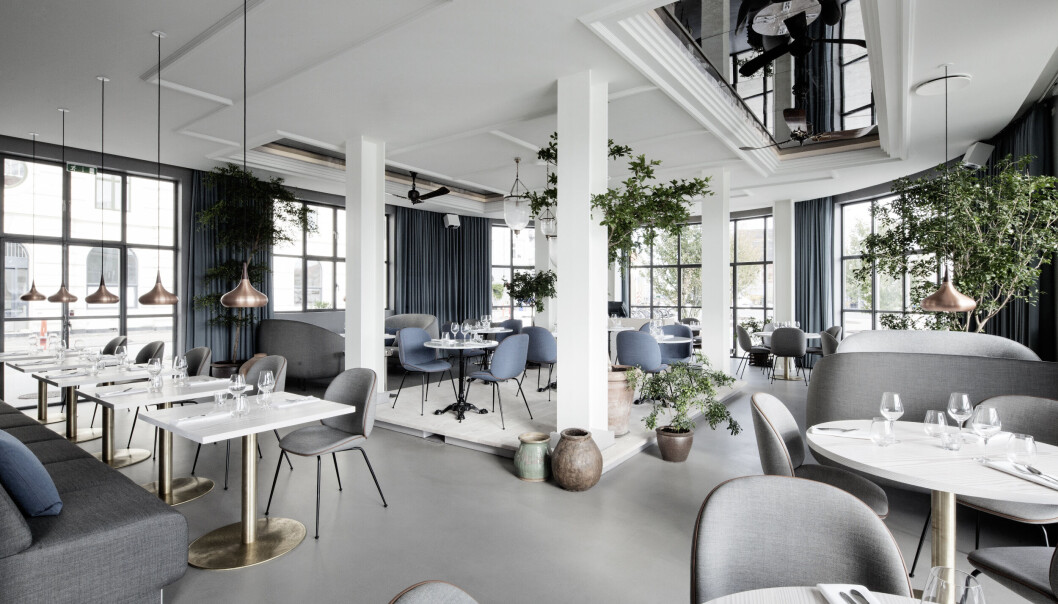 Det er viktig at bordplasseringen er fleksibel og at det er god passasje mellom bordene. Mindre tomannsbord som både kan slås sammen og trekkes fra hverandre ved behov kombinert med noen større runde bord til fem eller åtte personer gir plass til at alle skal kunne trives. Det er viktig at bordplasseringen er fleksibel og at det er god passasje mellom bordene. Mindre tomannsbord som både kan slås sammen og trekkes fra hverandre ved behov kombinert med noen større runde bord til fem eller åtte personer gir plass til at alle skal kunne trives.