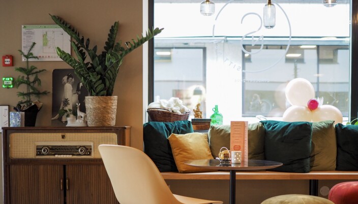 Grundig research er helt avgjørende for å kunne finne en god løsning for kunden. Sitt Ned kafé har vært en av Skiens mest populære kafeer i flere år. Når de skulle flytte til nye lokaler var det viktig å bevare mye av det gamle preget, men med nye møbler. Grundig research er helt avgjørende for å kunne finne en god løsning for kunden. Sitt Ned kafé har vært en av Skiens mest populære kafeer i flere år. Når de skulle flytte til nye lokaler var det viktig å bevare mye av det gamle preget, men med nye møbler.