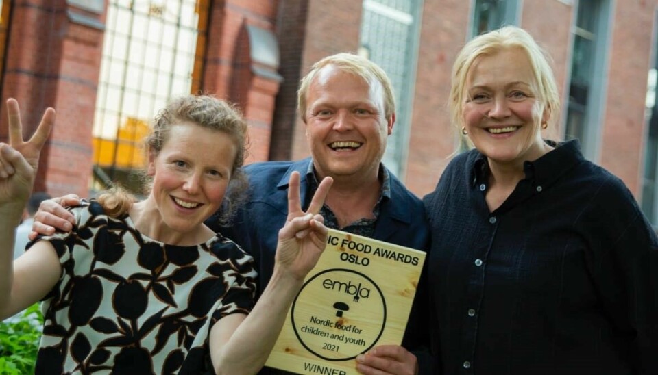 Geitmyra Credo til topps i Embla Food Awards. Fra venstre Siri Omland (undervisningsleder, Geitmyra Credo), Trond Åm (daglig leder, Geitmyra Credo) og Heidi Bjerkan (Credo). (Foto: Geitmyra Credo)