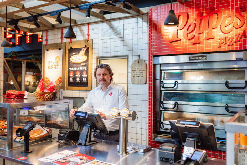Kjededirektør Rune Sandvik er glad for at det blir lettere for flere av gjestene å lese menyen på Peppes Pizza. (Foto: Peppes Pizza)