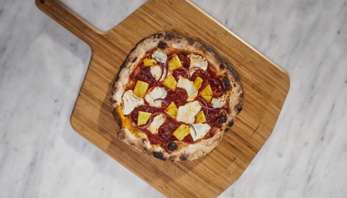 Tryll frem nye favoritter, som denne med syltet ananas og chorizo. (Foto: Ooni) Tryll frem nye favoritter, som denne med syltet ananas og chorizo. (Foto: Ooni)
