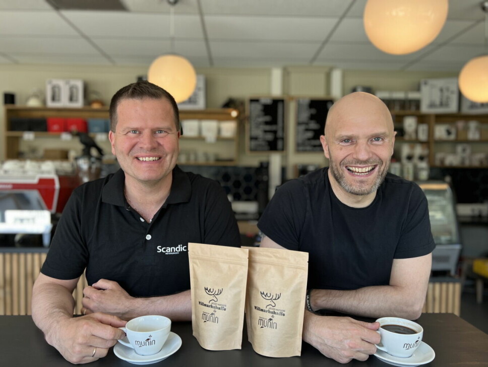 Svein Jæger Hansen (til venstre) sammen med Howar Johnsen fra Munin kaffebrenneri. (Foto: Jæger Hansens villmarkskaffe)