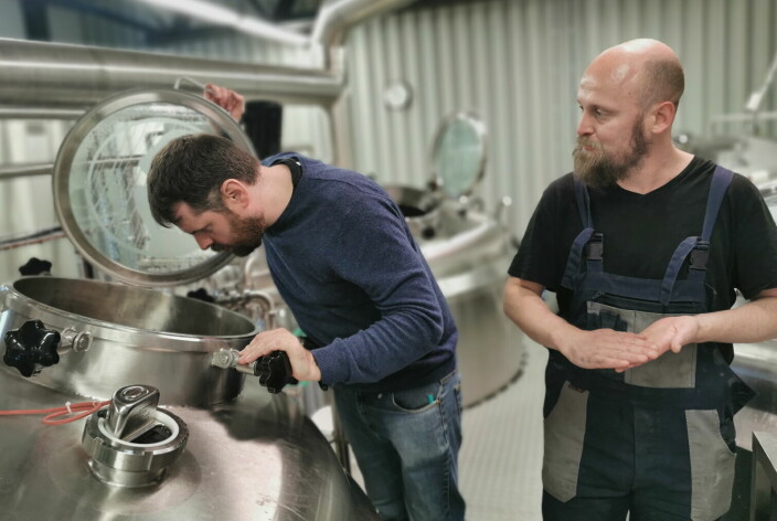 Bryggerisjef Andrew Rathband og brygger Krister Romunstad Hopen. (Foto: Privat)