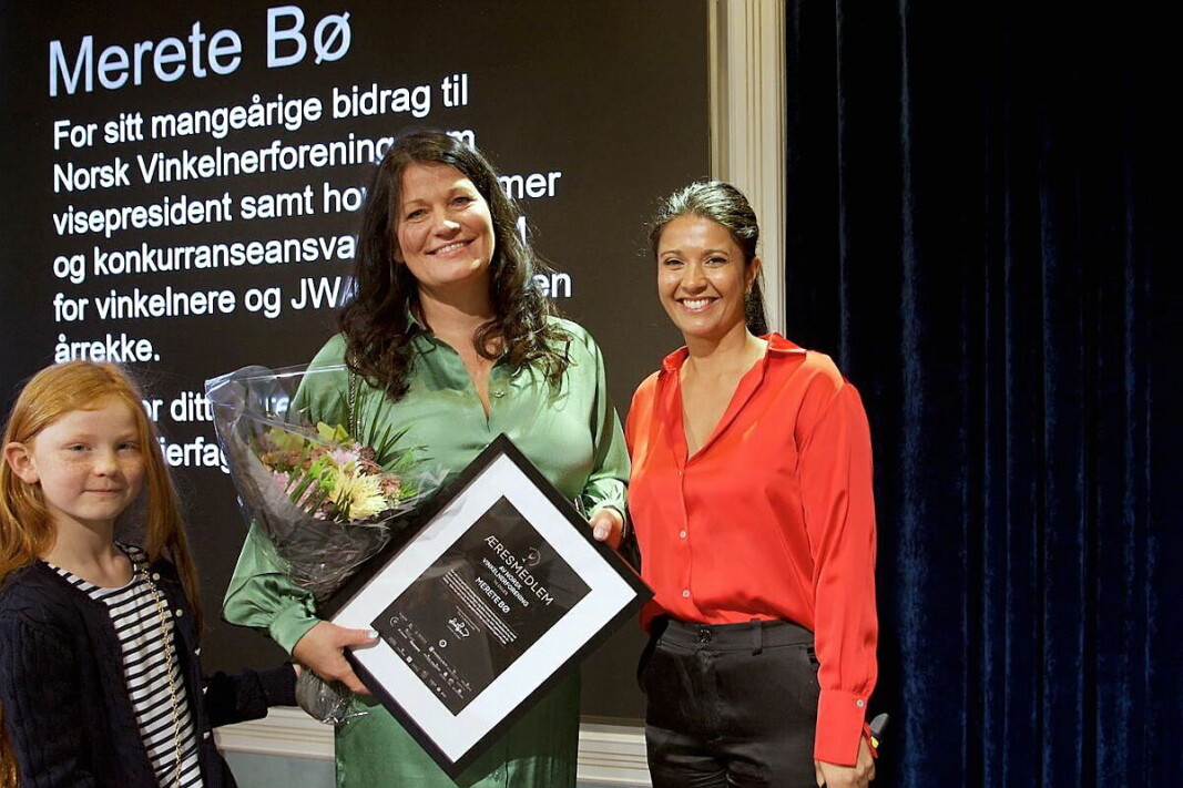 Merete Bø er nytt æresmedlem i Norsk Vinkelnerforening. Liora Levi (til høyre). (Foto: NVF)