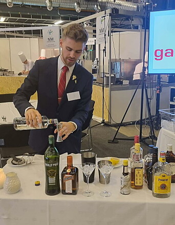 Magne Andreas Gaut i aksjon i konkurransen. (Foto: Servitørlauget KKHR) Magne Andreas Gaut i aksjon i konkurransen. (Foto: Servitørlauget KKHR)