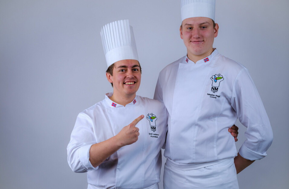 Sebastian Heggli (til høyre) var commis for Emil Lundemo i NM i kokkekunst 2022. (Foto: NKL)