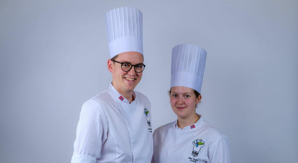 Nils Flatmark (til venstre) er vinneren av NM i kokkekunst. Her sammen med commis Maria Tingstad. (Foto: NKL)