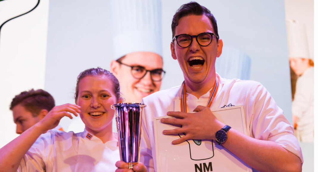 Nils Flatmark fra Britannia Hotel er vinner av NM i kokkekunst 2022. Her sammen med commis Maria Tingstad. (Foto: Sven Erik Knoff/NKL)
