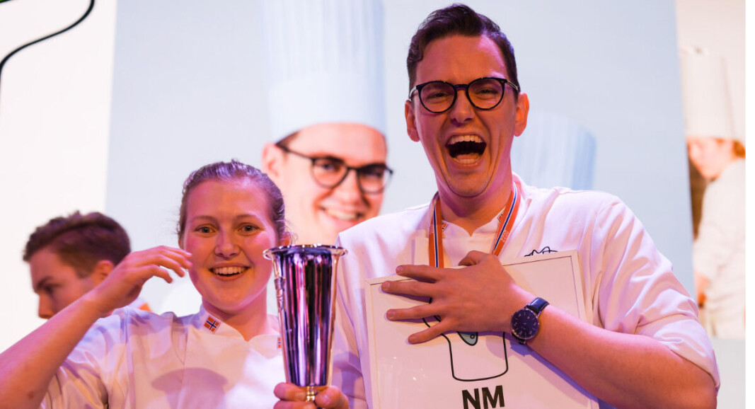 Nils Flatmark fra Britannia Hotel er vinner av NM i kokkekunst 2022. Her sammen med commis Maria Tingstad. (Foto: Sven Erik Knoff/NKL) Nils Flatmark fra Britannia Hotel er vinner av NM i kokkekunst 2022. Her sammen med commis Maria Tingstad. (Foto: Sven Erik Knoff/NKL)