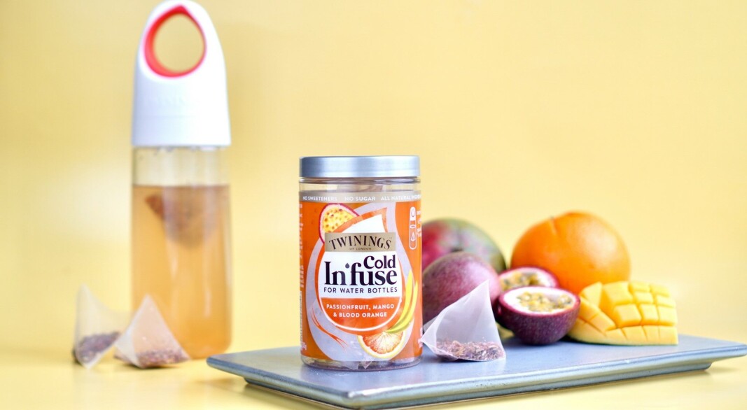 Twinings Cold In’fuse-te er verdens første te for kaldbrygging, med to forskjellige smaker for storhusholdning. Twinings Cold In’fuse-te er verdens første te for kaldbrygging, med to forskjellige smaker for storhusholdning.