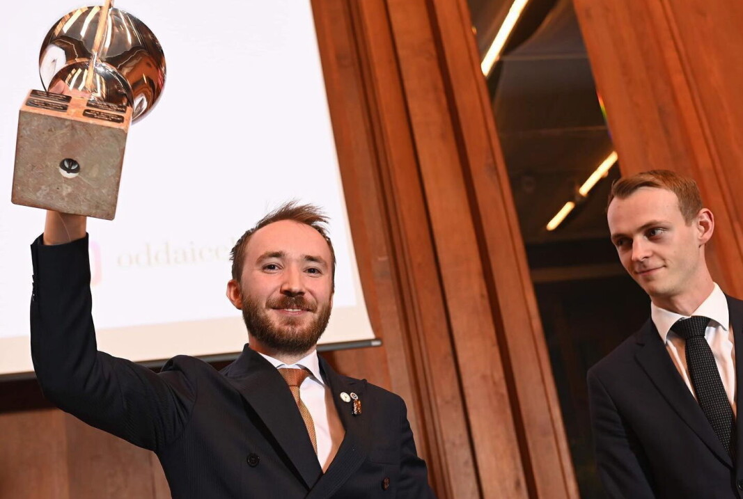 Sander Johnsson fra Re-Naa gikk helt til topps i Nordisk mesterskap for vinkelnere 2022. Nikolai Haram Svorte (til høyre) sikret også norsk bronse i konkurransen (Foto: Norsk vinkelnerforening/Thomas Sjørup) Sander Johnsson fra Re-Naa gikk helt til topps i Nordisk mesterskap for vinkelnere 2022. Nikolai Haram Svorte (til høyre) sikret også norsk bronse i konkurransen (Foto: Norsk vinkelnerforening/Thomas Sjørup)