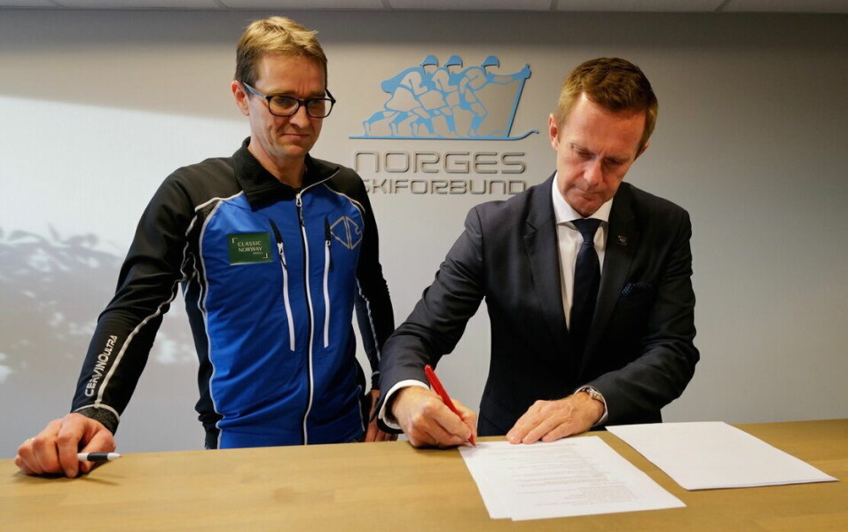 Stephen Meinich-Bache signerer avtalen. Til venstre Martin Hanem Bartnes. (Foto: CNH)