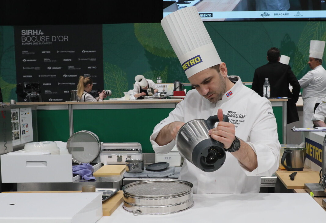 Filip August Bendi starter som aller første deltaker i Bocuse d'Or i Lyon i 2023. Her i aksjon i Bocuse d'Or Europe 2022, der det ble bronsemedalje. (Foto: Stiftelsen Norsk Gastronomi) Filip August Bendi starter som aller første deltaker i Bocuse d'Or i Lyon i 2023. Her i aksjon i Bocuse d'Or Europe 2022, der det ble bronsemedalje. (Foto: Stiftelsen Norsk Gastronomi)