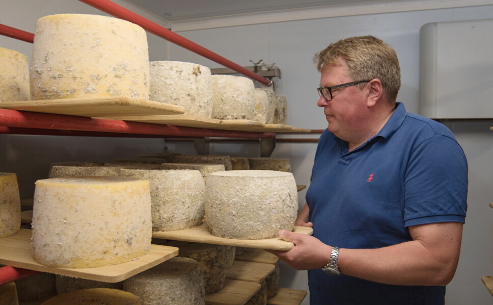 Thornbjørnrud er en av dem som har hentet supergull i World Cheese Awads. Ysteriet, her representert ved Olav lie-Nilsen, vant prisen med osten Rød Ku.