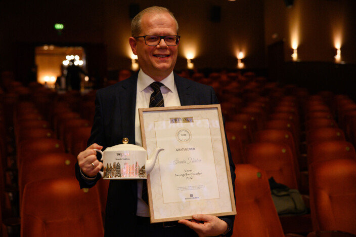 Hotelldirektør Kjetil Vassdal med diplomet som viser at hotellet har vunnet Twinings Best Breakfast for 14 gang!