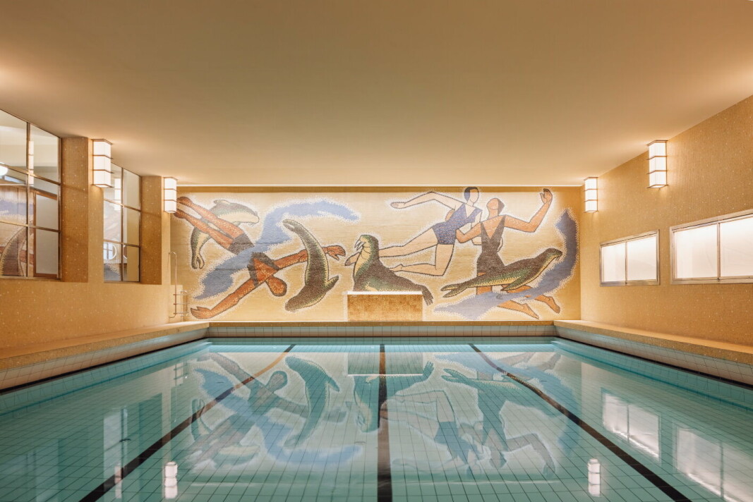 Mosaikken over svømmebassenget er laget av Per Krohg, og forestiller svømmende kvinner og seler, med en hvalross i midten. (Foto: Francisco Nogueira)
