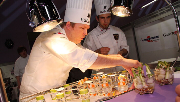 Gunnar Hvarnes i aksjon i Bocuse d'Or Europe 2010. I bakgrunnen hans commis Filip August Bendi, som nå er Norges kokk i Bocuse d'Or (2022 og 2023). (Foto: Morten Holt) Gunnar Hvarnes i aksjon i Bocuse d'Or Europe 2010. I bakgrunnen hans commis Filip August Bendi, som nå er Norges kokk i Bocuse d'Or (2022 og 2023). (Foto: Morten Holt)