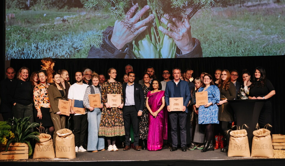 Alle prisvinnerne og prisutdelere i Matprisen 2022 samlet på scenen på Doga i Oslo. (Foto: matprisen/Magnus Gulliksen)