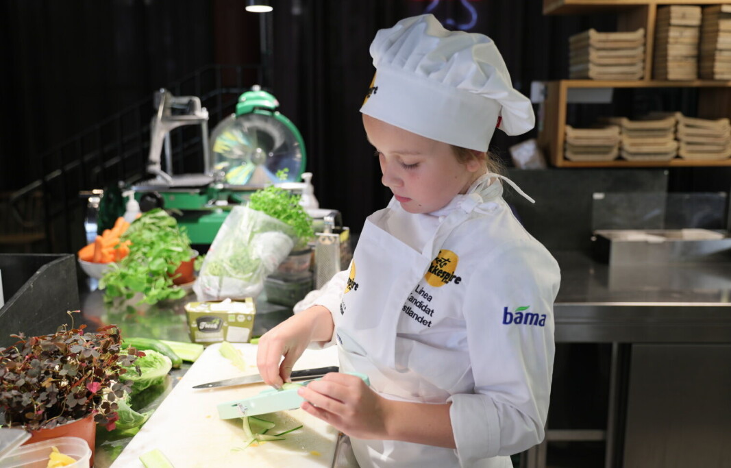 Filip August Bendi og de andre Bocuse d'Or-deltakerne skal komponere en treretters barnemeny i konkurransen i januar. Her er Linea Bertelsen i sving i Årets kokkespire 2021. (Foto: Stiftelsen Norsk Gastronomi) Filip August Bendi og de andre Bocuse d'Or-deltakerne skal komponere en treretters barnemeny i konkurransen i januar. Her er Linea Bertelsen i sving i Årets kokkespire 2021. (Foto: Stiftelsen Norsk Gastronomi)