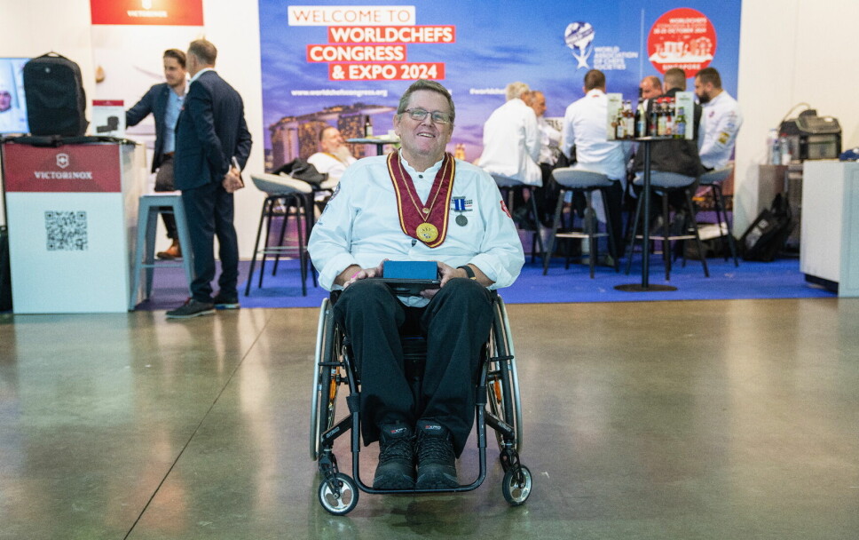 «The rolling chef» Tom Atle Steffensen fikk denne uka overrakt presidentmedaljen fra det internasjonale kokkeforbundet for sin innsats for at funksjonshemmede skal kunne jobbe i kokkeyrket. Det skjedde under kokke-VM i Luxembourg. (Foto: Per Magne Dalen)