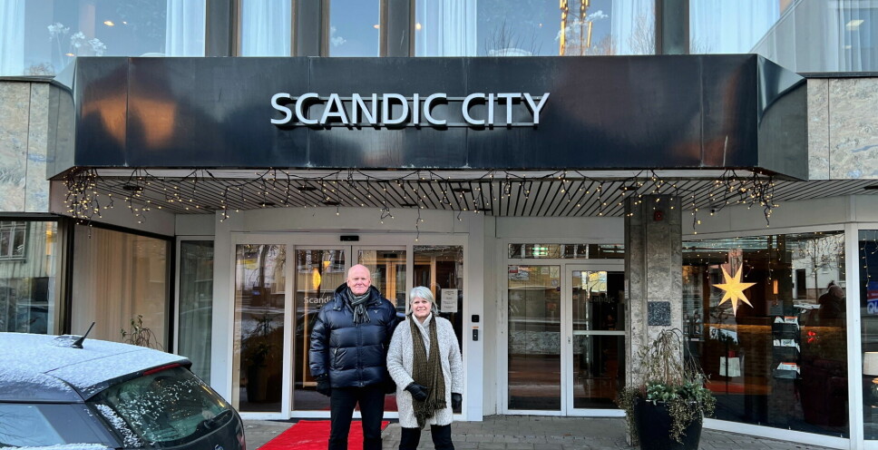 Administrerende direktør for Brødrene Backmann, Arild Bekken, sammen med hotelldirektør Ingrid Stokka Sagen. (Foto: Solfied Rød Olsen/Brødrene Backmann)