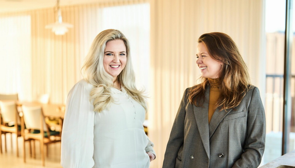Jasmine Larsson (til venstre) sammen med hotelldirektør Stina Karlsson.