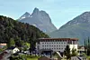 Grand Hotel i Åndalsnes - med Romsdalshorn i bakgrunnen.