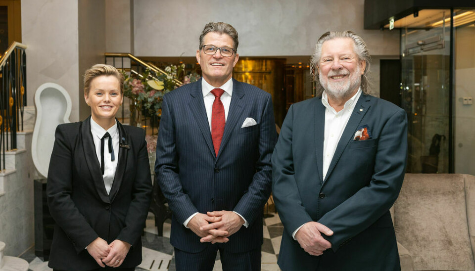 Arild Sjødin (midten) blir ny hotelldirektør på Britannia Hotel. Han tiltrer 1. mars. Ida Dønheim har vært konstituert administrerende direktør siden 1. november. Til høyre Odd Reitan.