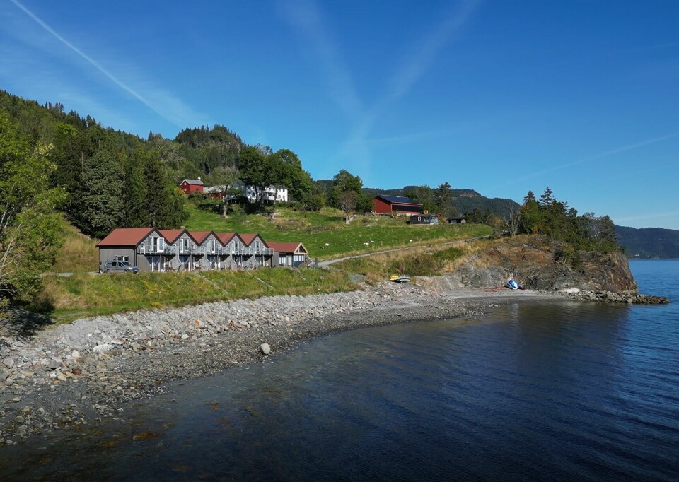 Hjellup Fjordbo er en perle ved Trondheimfjorden. Gården Hjellup i bakgrunnen. (Foto: Vegard Sandøy)