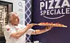 Stefano Cossignani fra Italia skal bake napolitanske pizzaer