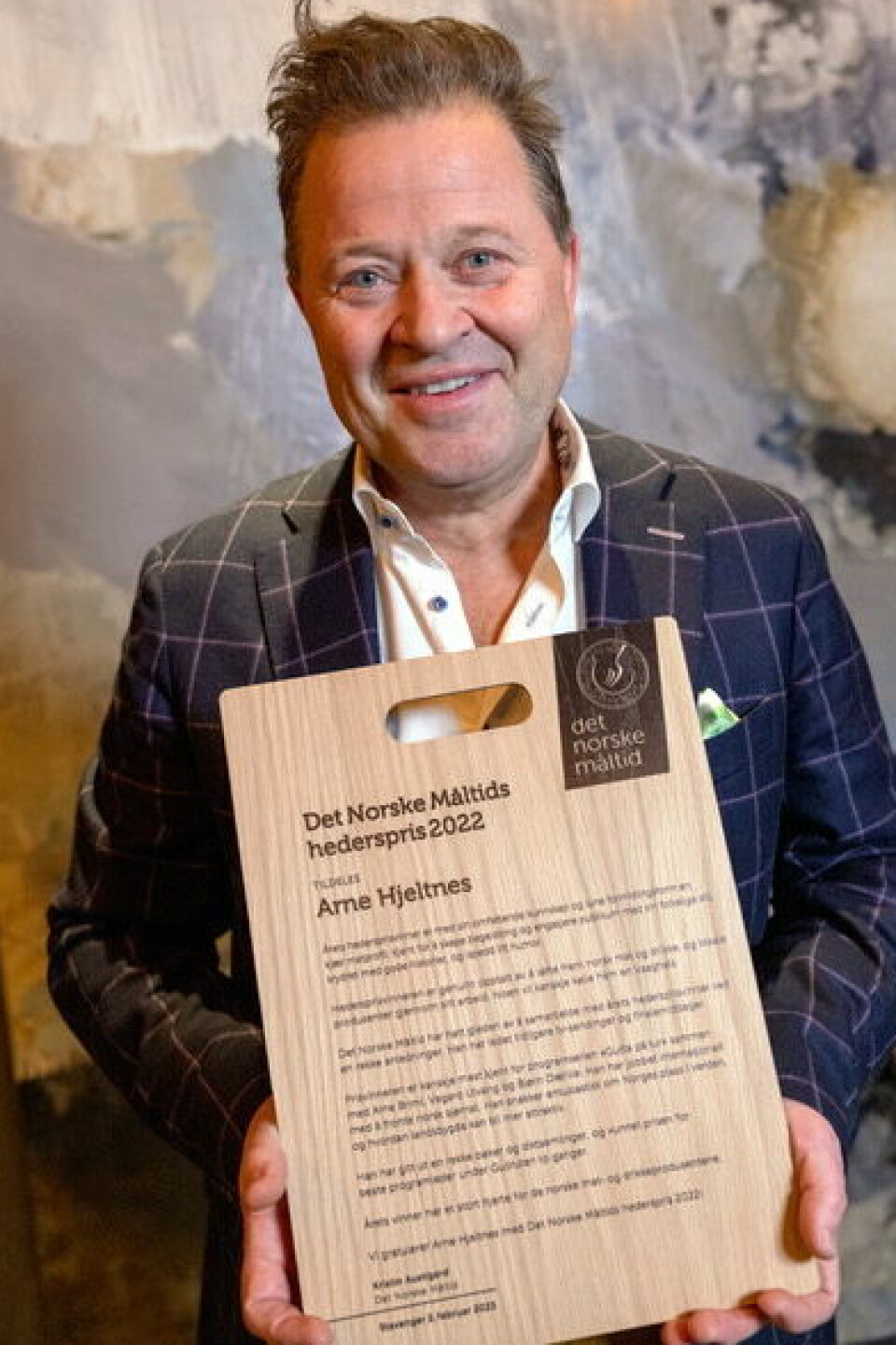 Arne Hjeltnes er tildelt Det Norske Måltids hederspris for formidling av norsk mat. (Foto: Børge Solem/Catapult Film AS)