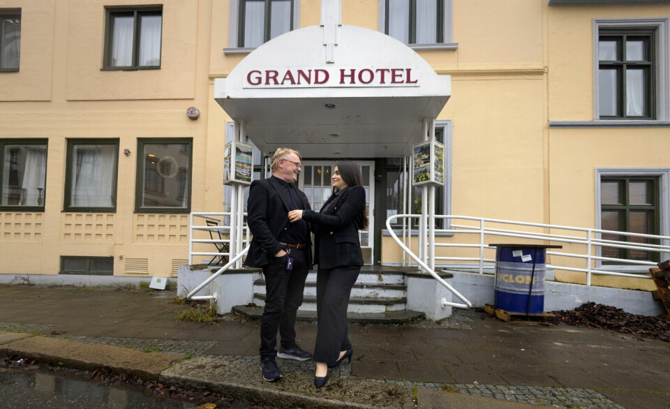 Per Sandberg og Bahareh Letnes tar TV-seerne med på innsiden av deres Grand Hotel i Halden.