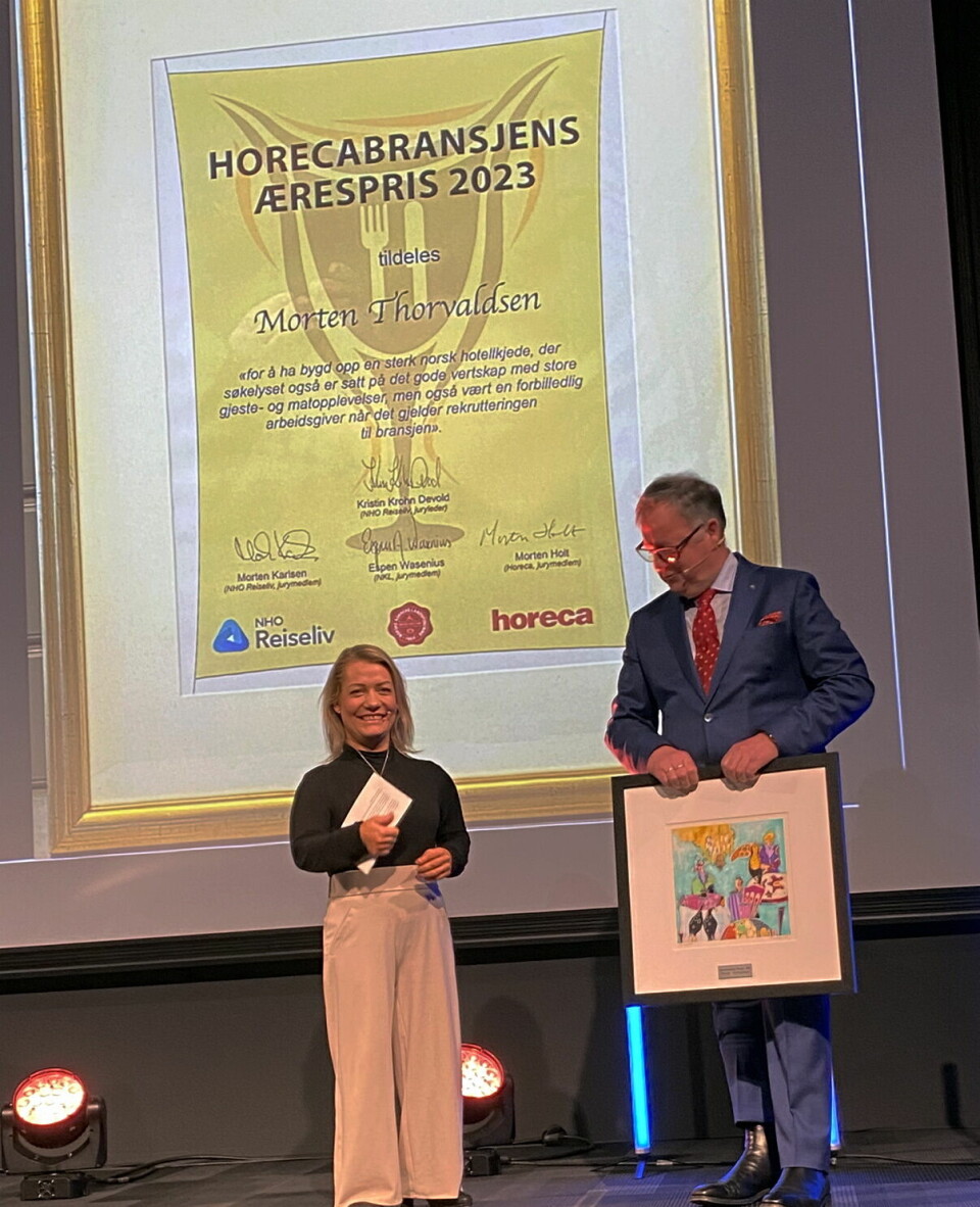 Landbruks- og matminister Sandra Borch delte ut Horecabransjens Ærespris til konserndirektør for Thon Hotels, Morten Thorvaldsen.