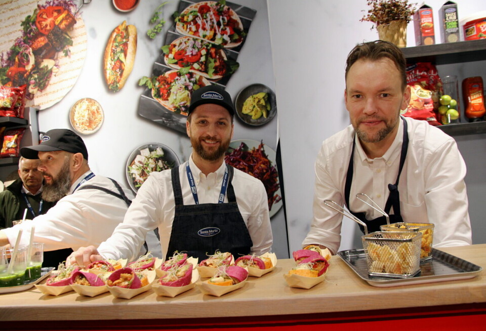 Tor Kristian Høivik (til venstre) og Henrik Dyrnes Svendsen på Santa Marias stand serverer rødbet-burrito og gulrot-wrap med glassnudler og råmarinert laks.