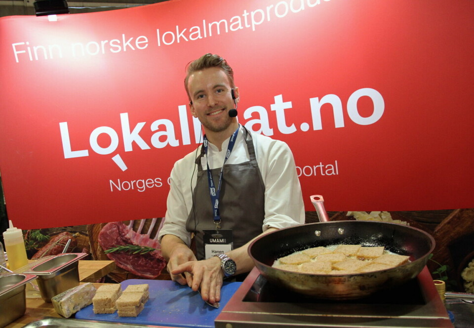 Kokken Ola Kinserdal serverer på Lokalmat-standen på Umami Arena, der en rekke aktører er på plass.