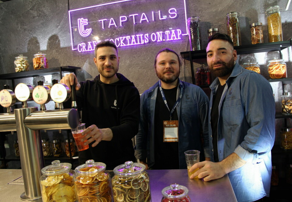 Simone Santini (fra venstre), gründer Andreas Gullbrandsson og Giuseppe Cardenia på Taptails stand. Taptails tilbyr per i dag seks ferdige drinker på tapp, som utvikles til 10 i juni 2023.