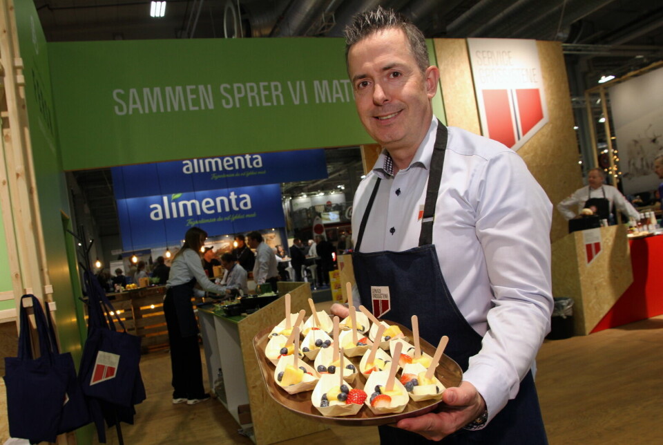 Servicegrossistenes salgsdirektør Frode Olsen tilbyr frukt og grønt.