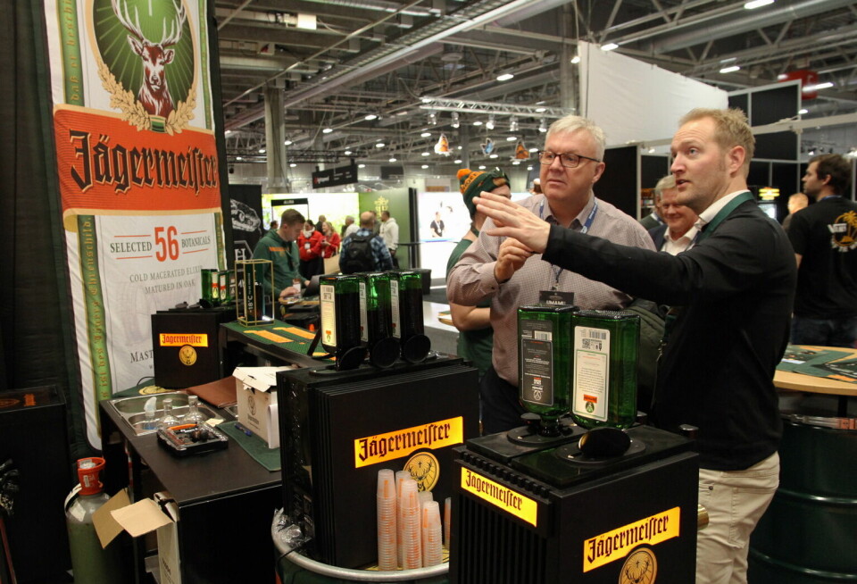 Assisterende salgssjef hos Robert Prizelius, Christer Larsen ved de nye shot-maskinene til Jägermeister.