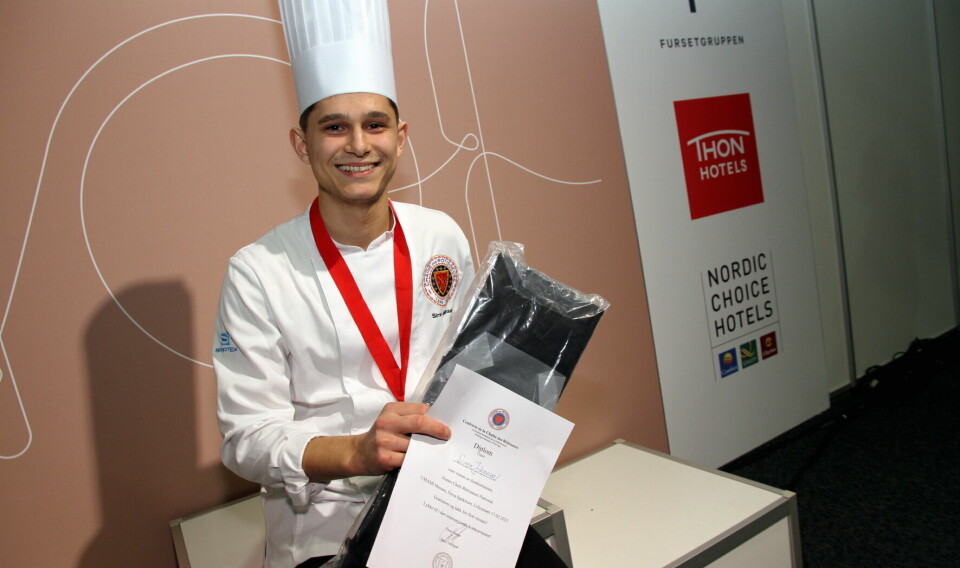 Simen Johansen har hentet to medaljer under Umami Arena i Nova Spektrum. Onsdag ble han nummer tre i Årets grønne kokk. Fredag vant han Jeunes Chef Rôtisseurs.