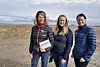 Brita Knutsen Dahl (fra venstre), Birgitte Tautra Vegsund og Renate Pedersen er del av den kvinnelige ledergruppen i Basecamp Explorer Spitsbergen. I 2022 mottok bedriften Varde-merket for reiseopplevelser av høy kvalitet. (Foto: Basecamp Explorer Spitsbergen)