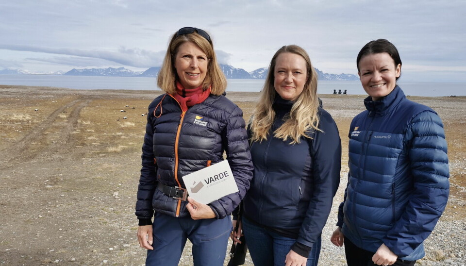 Brita Knutsen Dahl (fra venstre), Birgitte Tautra Vegsund og Renate Pedersen er del av den kvinnelige ledergruppen i Basecamp Explorer Spitsbergen. I 2022 mottok bedriften Varde-merket for reiseopplevelser av høy kvalitet. (Foto: Basecamp Explorer Spitsbergen)