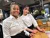 Servitørene Veronique Delina (til venstre) og Halima Hamarideh fra restaurant- og matfag på Glemmen videregående skole.