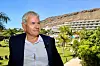 Finn Berstad (59) er hotelldirektør for begge de store Radisson Blu-hotellene på Gran Canaria. Her på det populære Radisson Blu Resort&Spa i Mogan, hotellet med 900 senger, eid av norske Wenaas-gruppen, som ligger helt på sydspissen av Gran Canaria, området som er kjent for verdens beste klima, ifølge internasjonale klimaforskere. (Foto: DestinasjonsKirurgene)